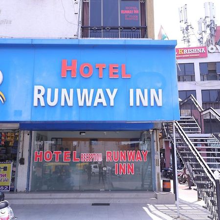 Hotel Runway Inn Ахмедабад Экстерьер фото